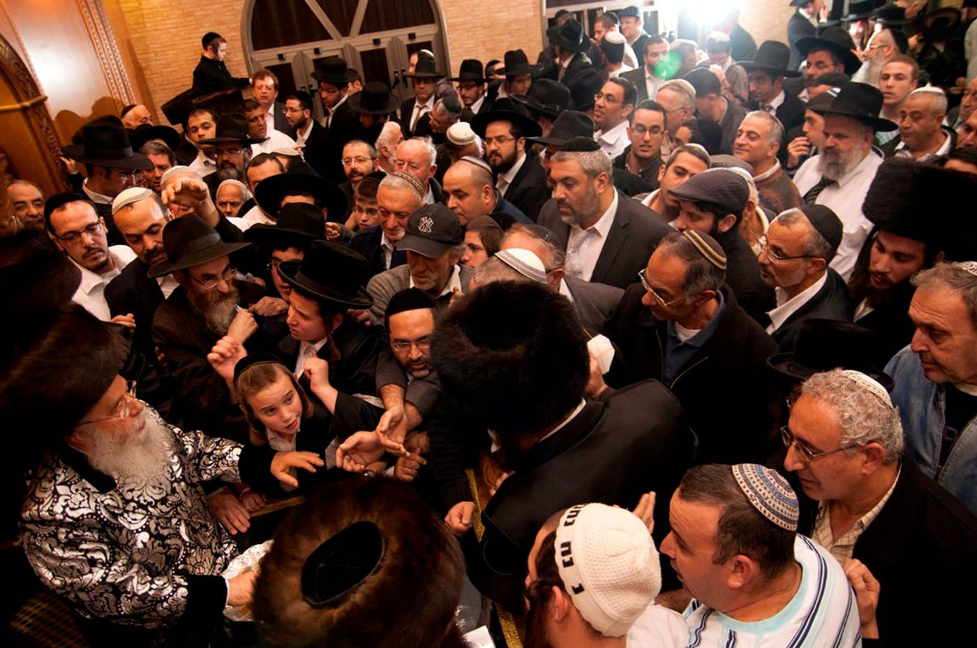 תיעוד: מעמד 'פרסומי ניסא' והדלקת נרות במישקולץ