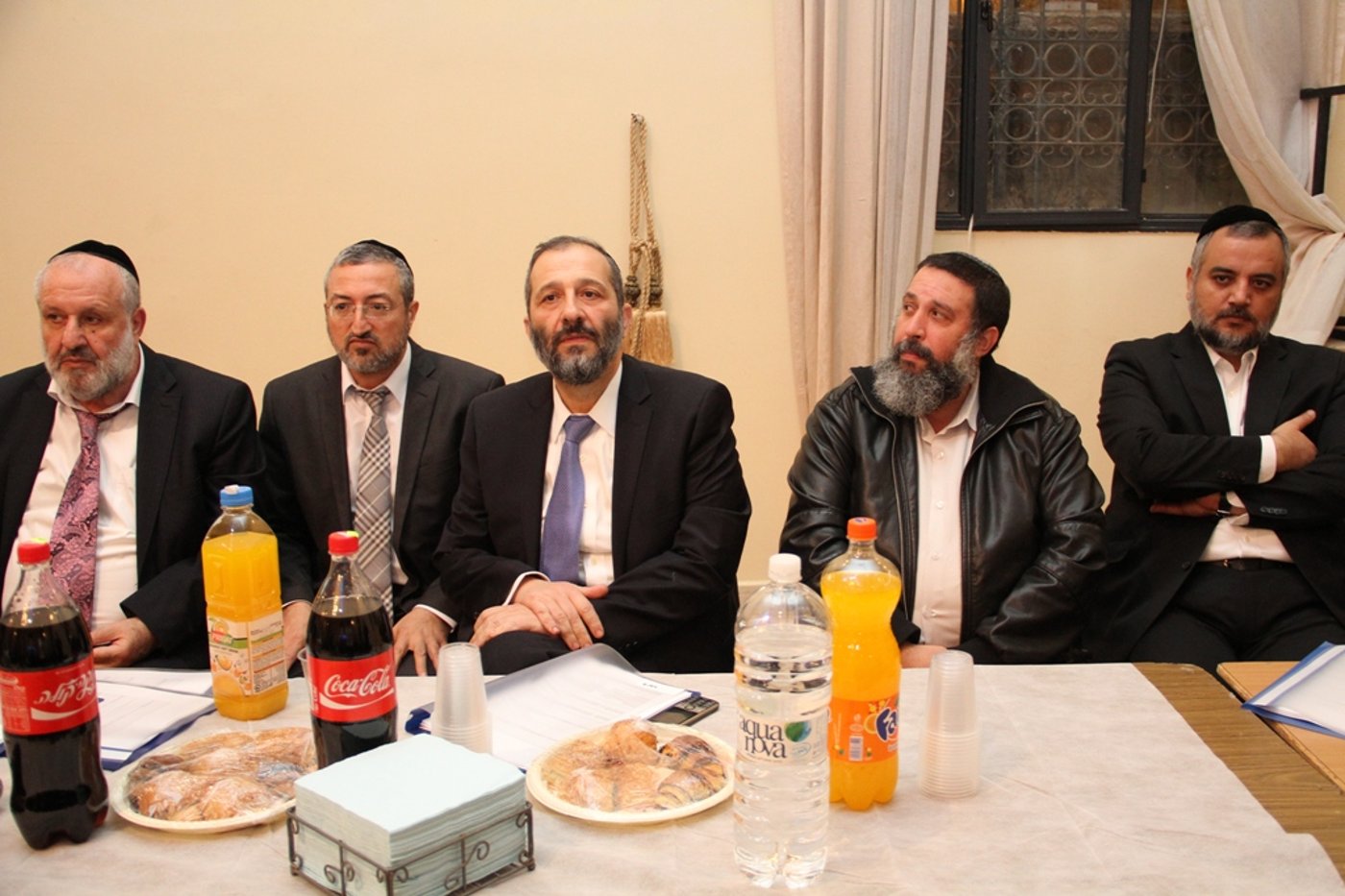 כשאריה דרעי התיישב על הרצפה