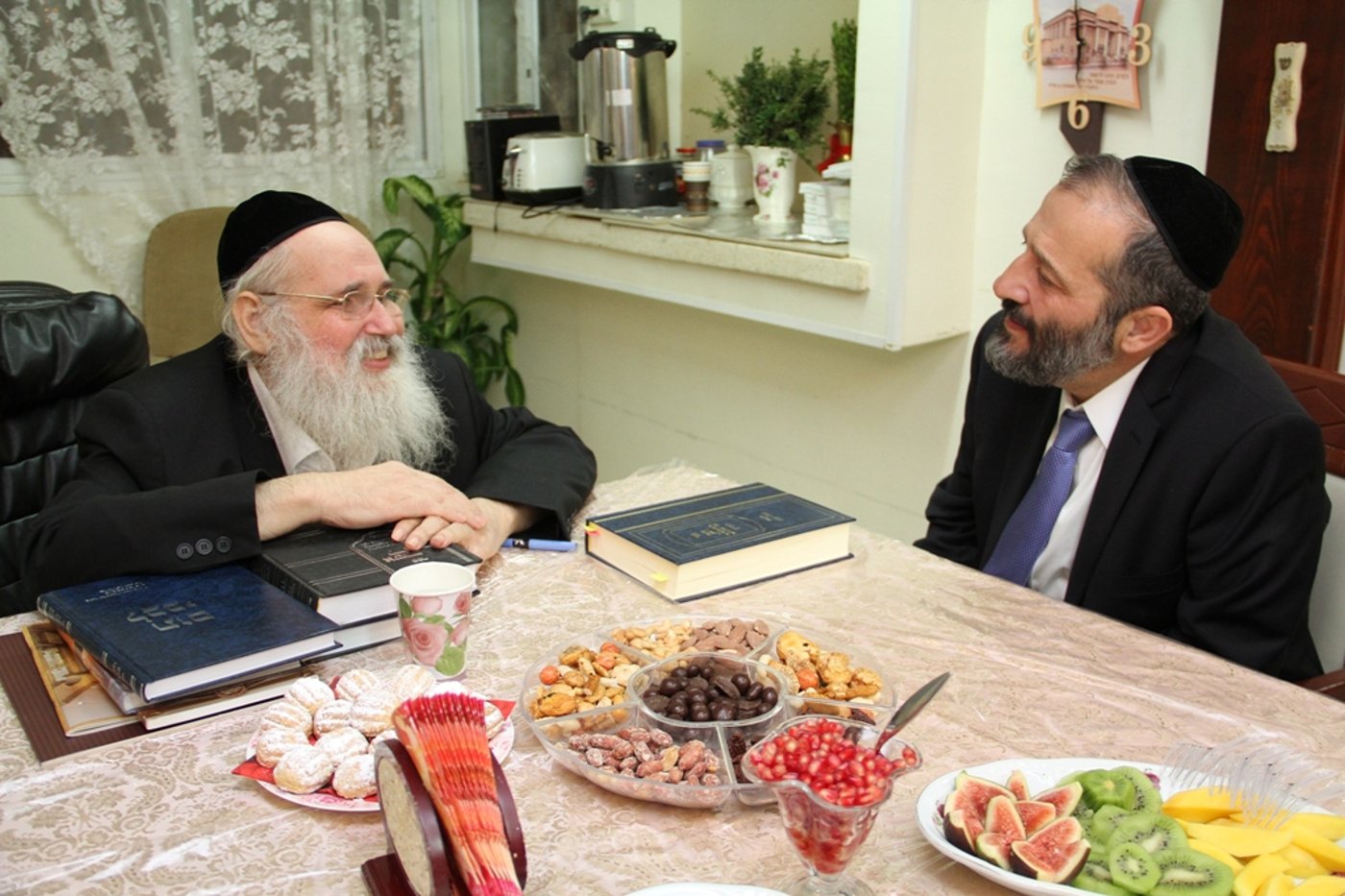 כשאריה דרעי התיישב על הרצפה