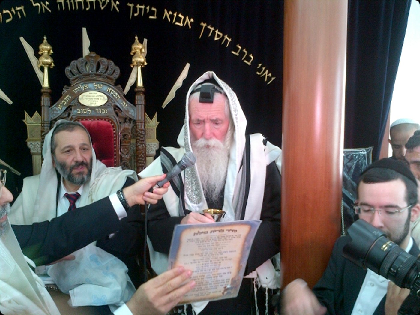 , מכובד בכסא של אליהו. דרעי בברית בבית שאן