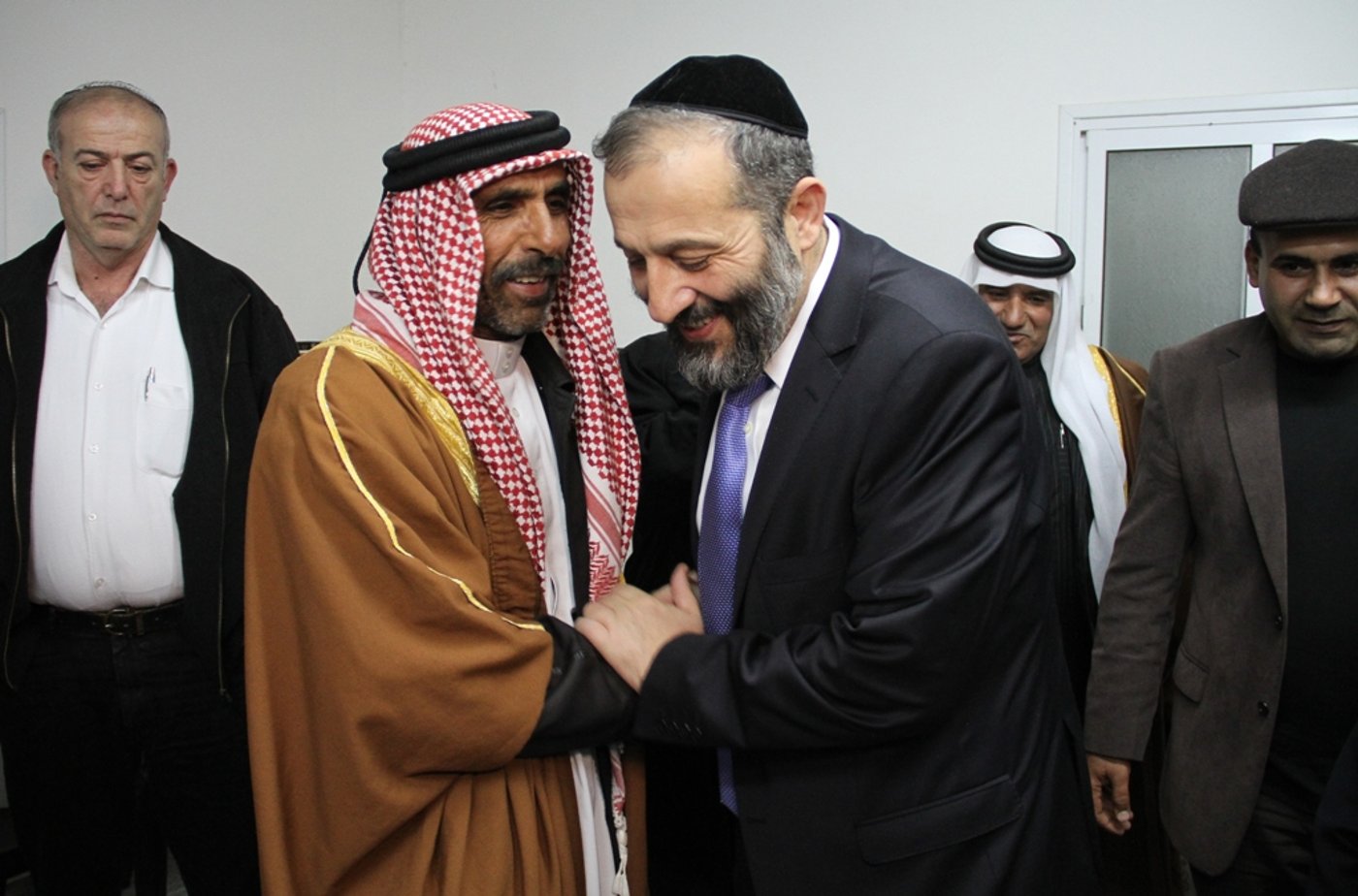 הפיסטוקים: מה עשה אריה דרעי בכפר הבדואי?