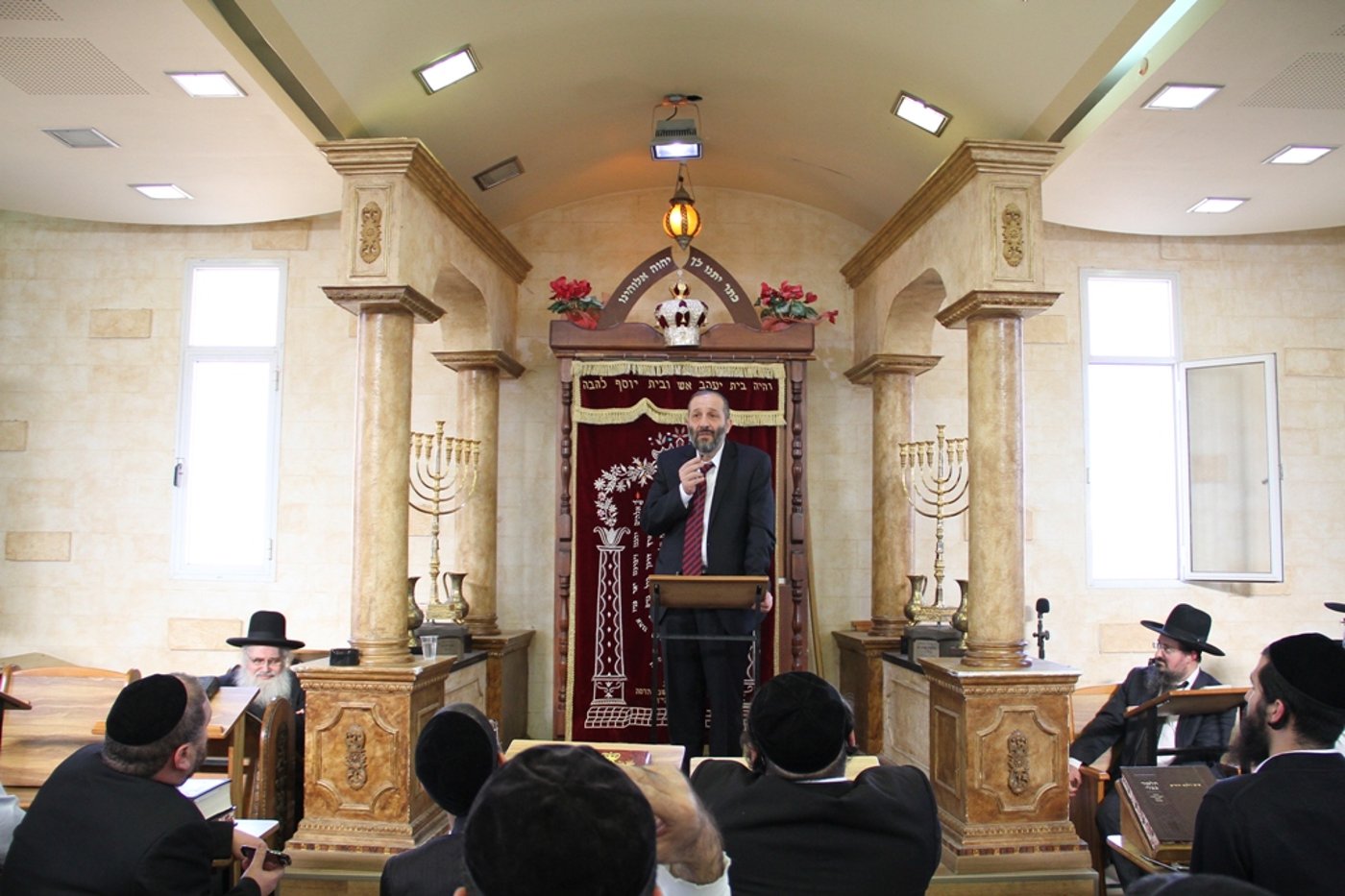 אריה דרעי בסיור בבירת הנגב: תלמידים וסוכריות בשוק