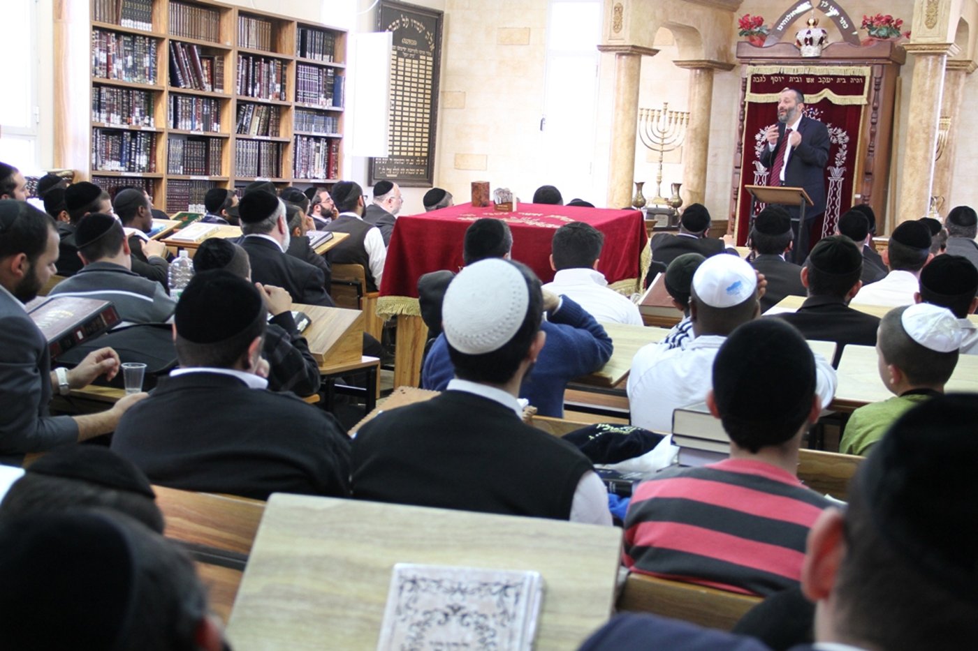 אריה דרעי בסיור בבירת הנגב: תלמידים וסוכריות בשוק
