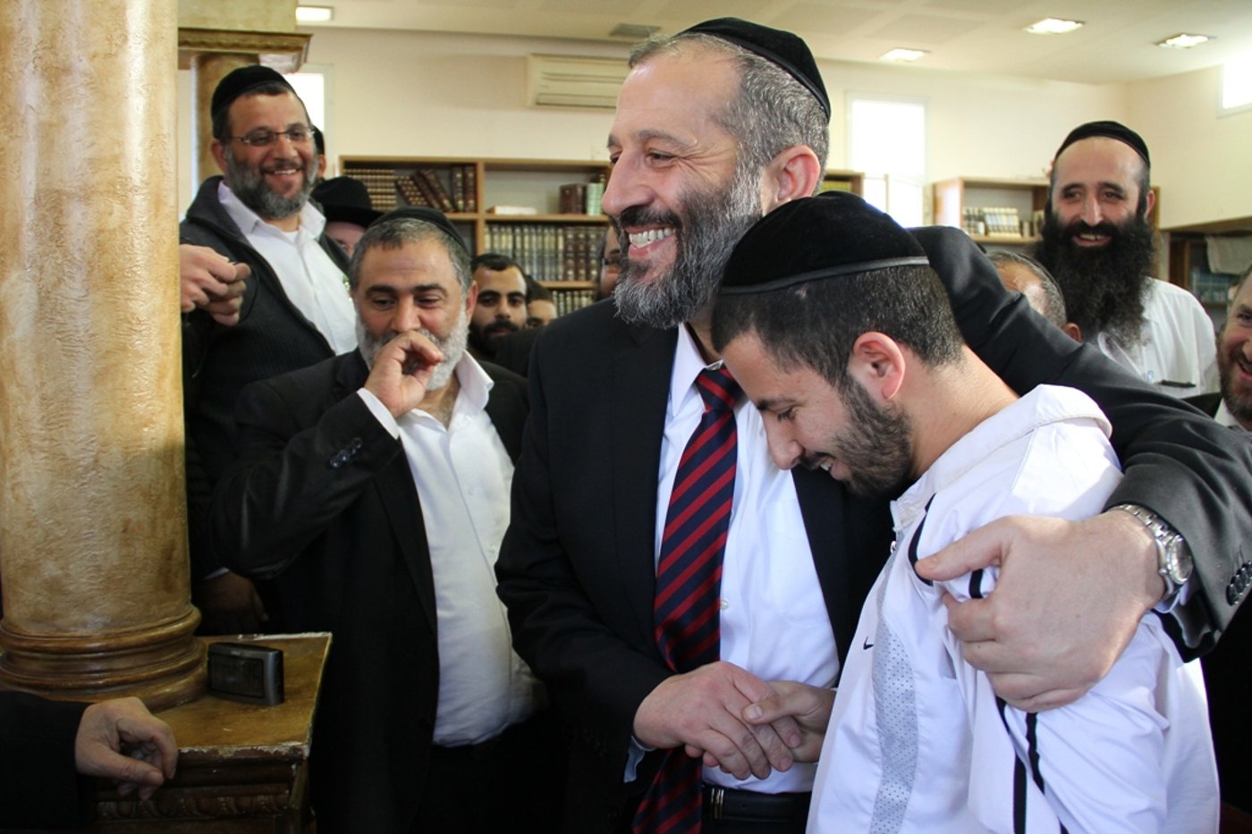 אריה דרעי בסיור בבירת הנגב: תלמידים וסוכריות בשוק