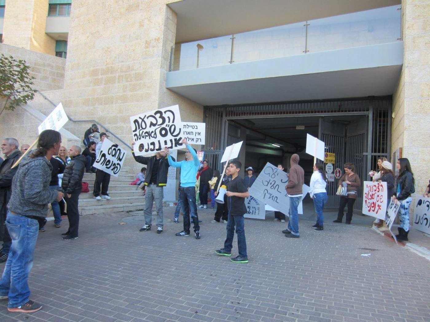 סוגרים את הבאסטה: הרוכלים הפגינו נגד אלי ישי