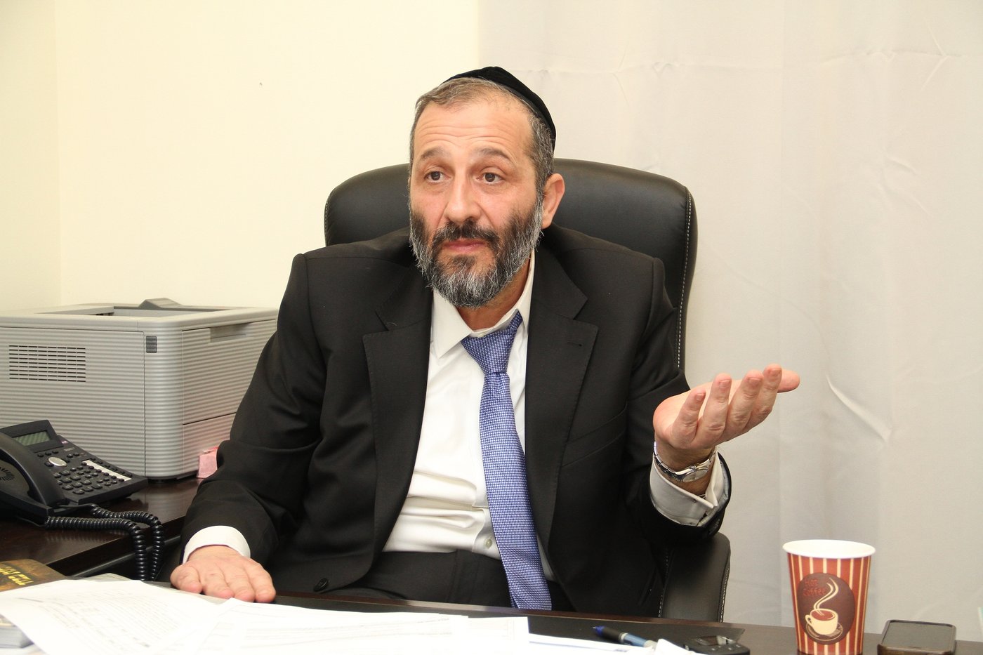 "גם הפעילים של בנט נשמעים לרב עובדיה"
