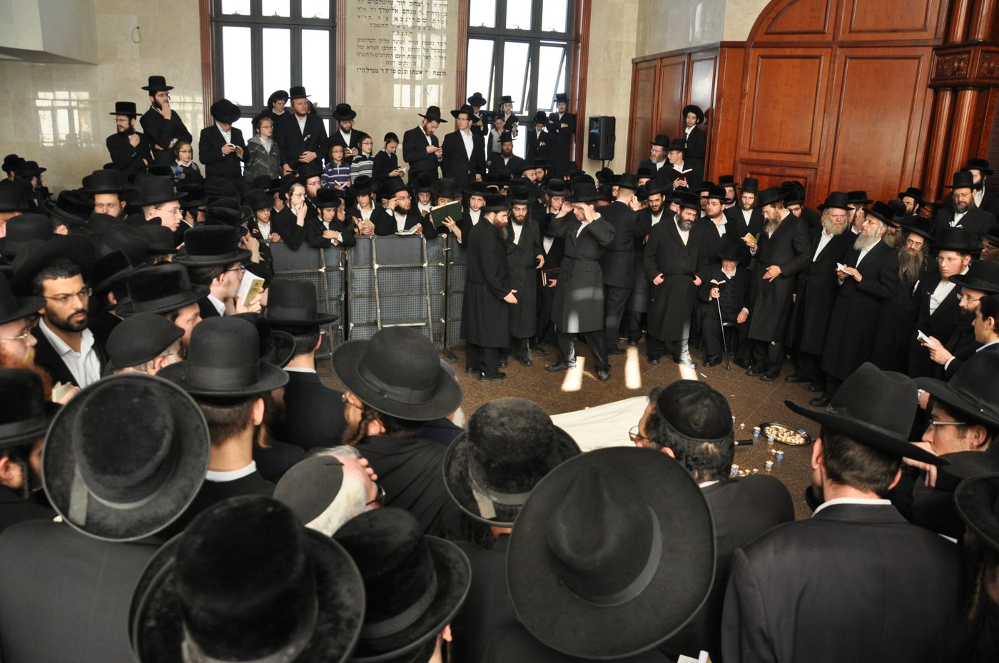 רבבות במסע ההלוויה של כ"ק האדמו"ר מסדיגורא