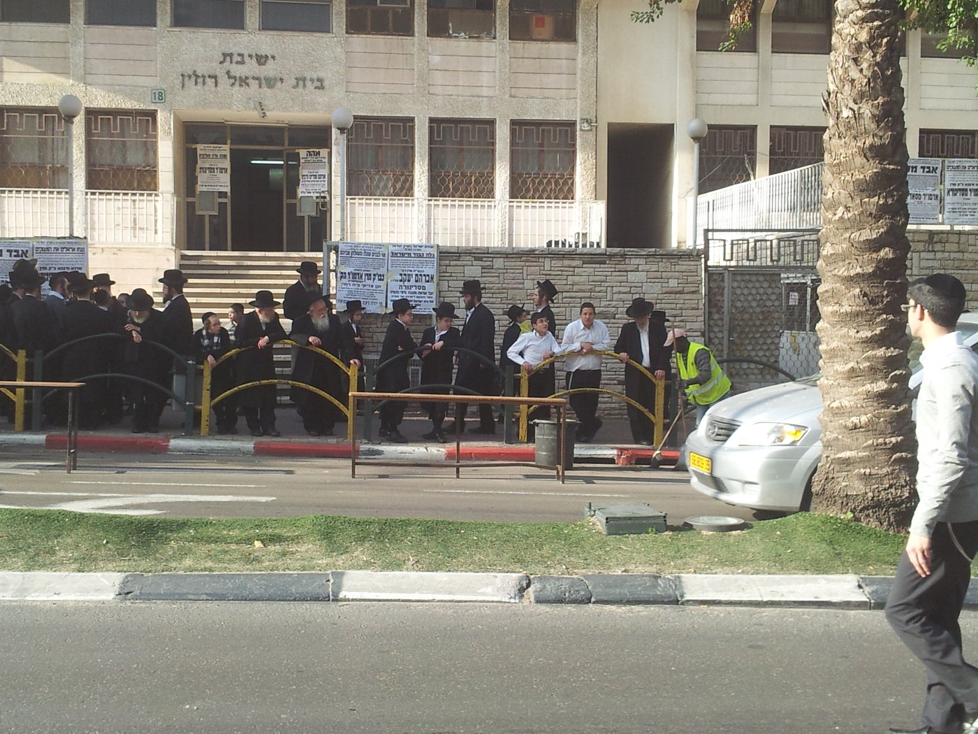לקראת ההלוויה: עובדי העירייה בניקיון ברחובות