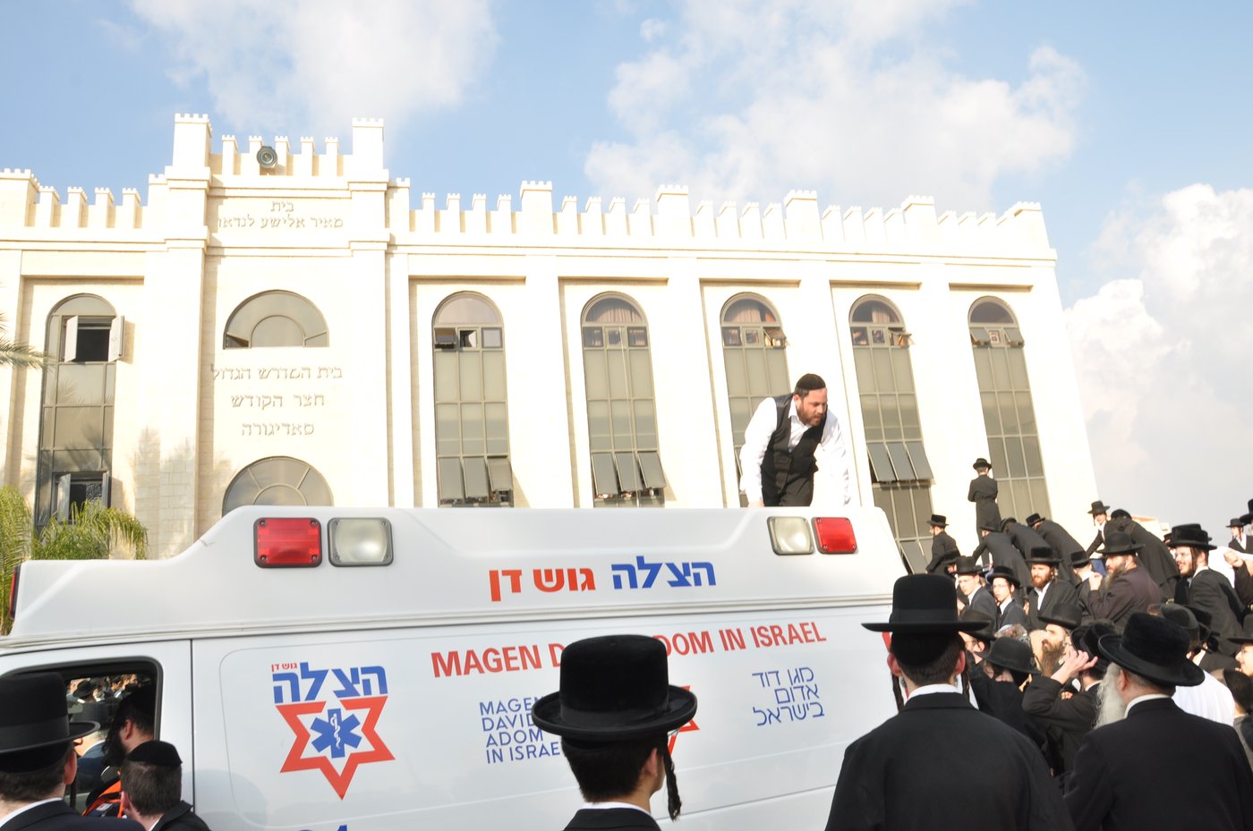 רבבות במסע ההלוויה של כ"ק האדמו"ר מסדיגורא