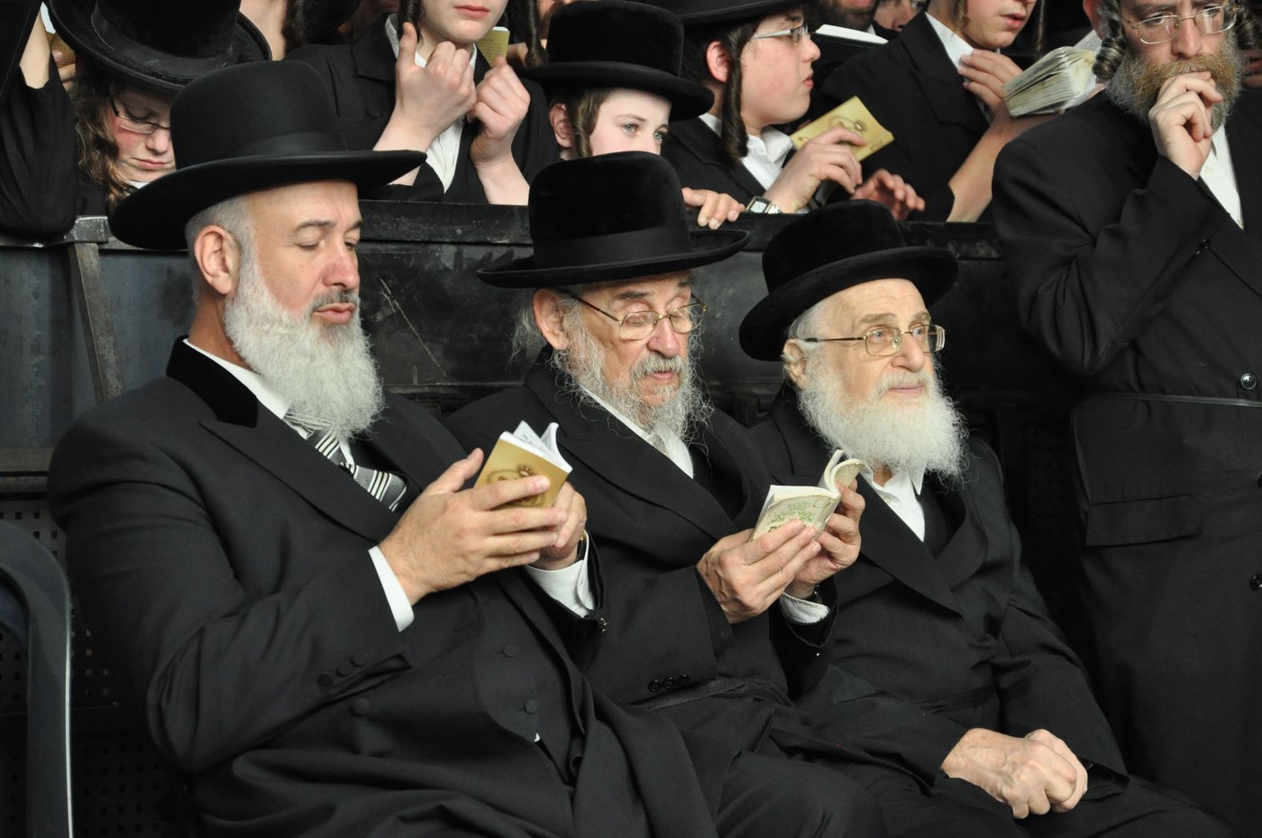 רבבות במסע ההלוויה של כ"ק האדמו"ר מסדיגורא
