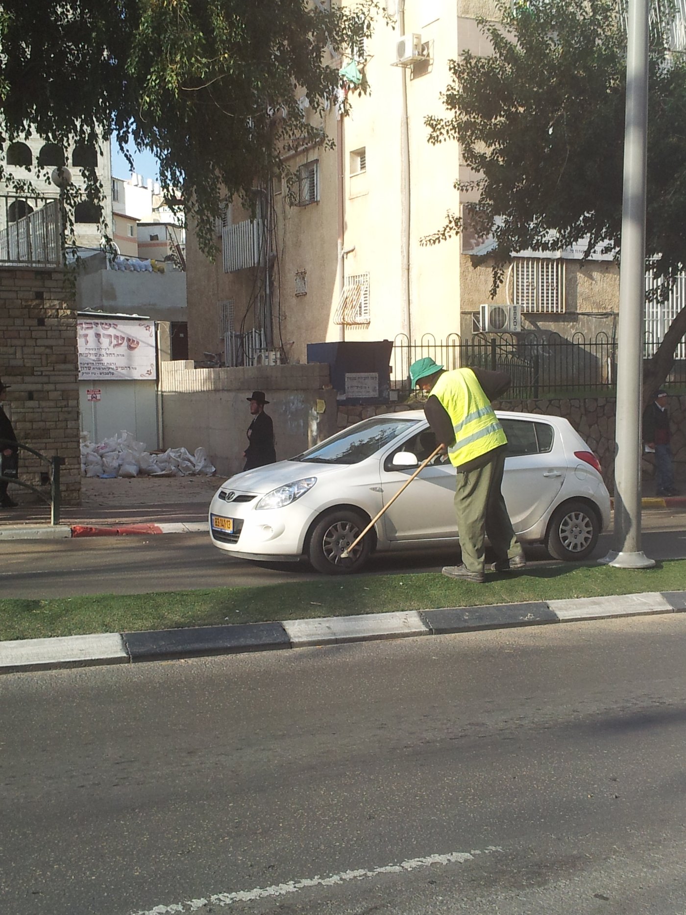 לקראת ההלוויה: עובדי העירייה בניקיון ברחובות