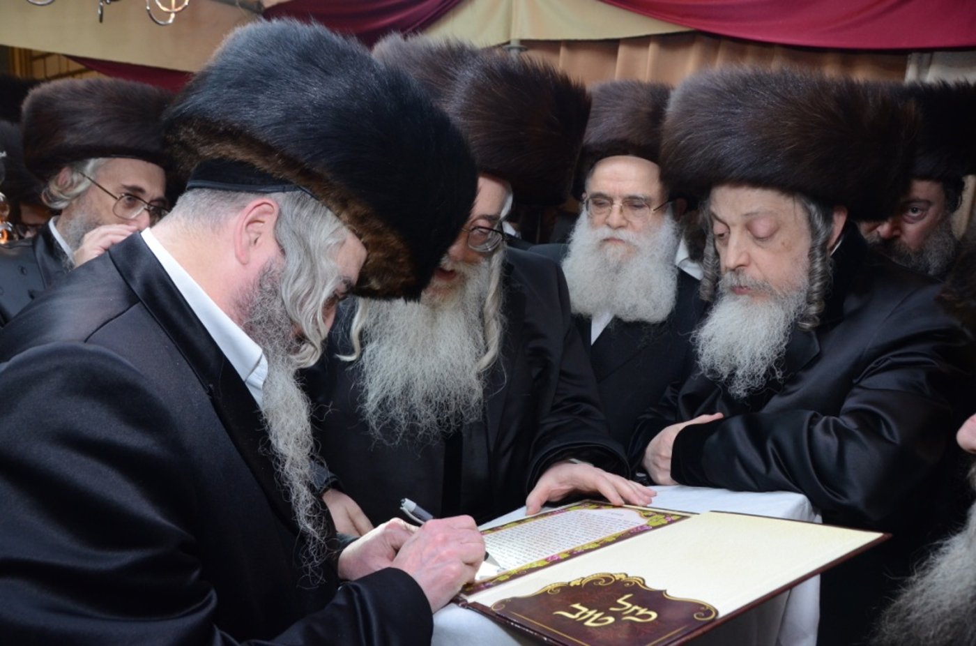 אלפים בשמחת נישואי נכדו הבכור של האדמו"ר מצאנז