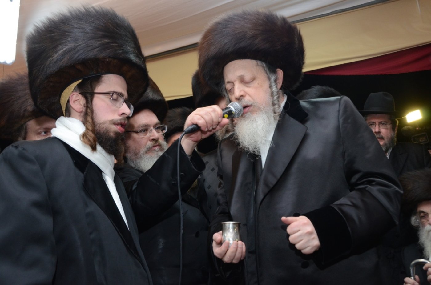 אלפים בשמחת נישואי נכדו הבכור של האדמו"ר מצאנז