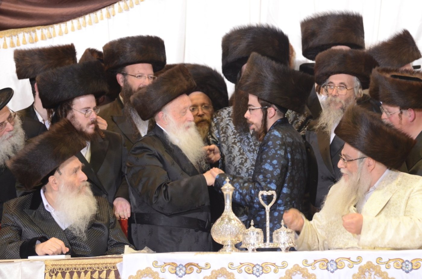 אלפים בשמחת נישואי נכדו הבכור של האדמו"ר מצאנז