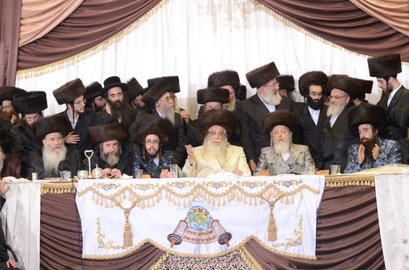 אלפים בשמחת נישואי נכדו הבכור של האדמו"ר מצאנז