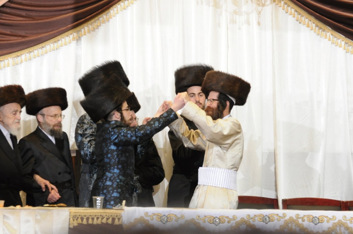 אלפים בשמחת נישואי נכדו הבכור של האדמו"ר מצאנז