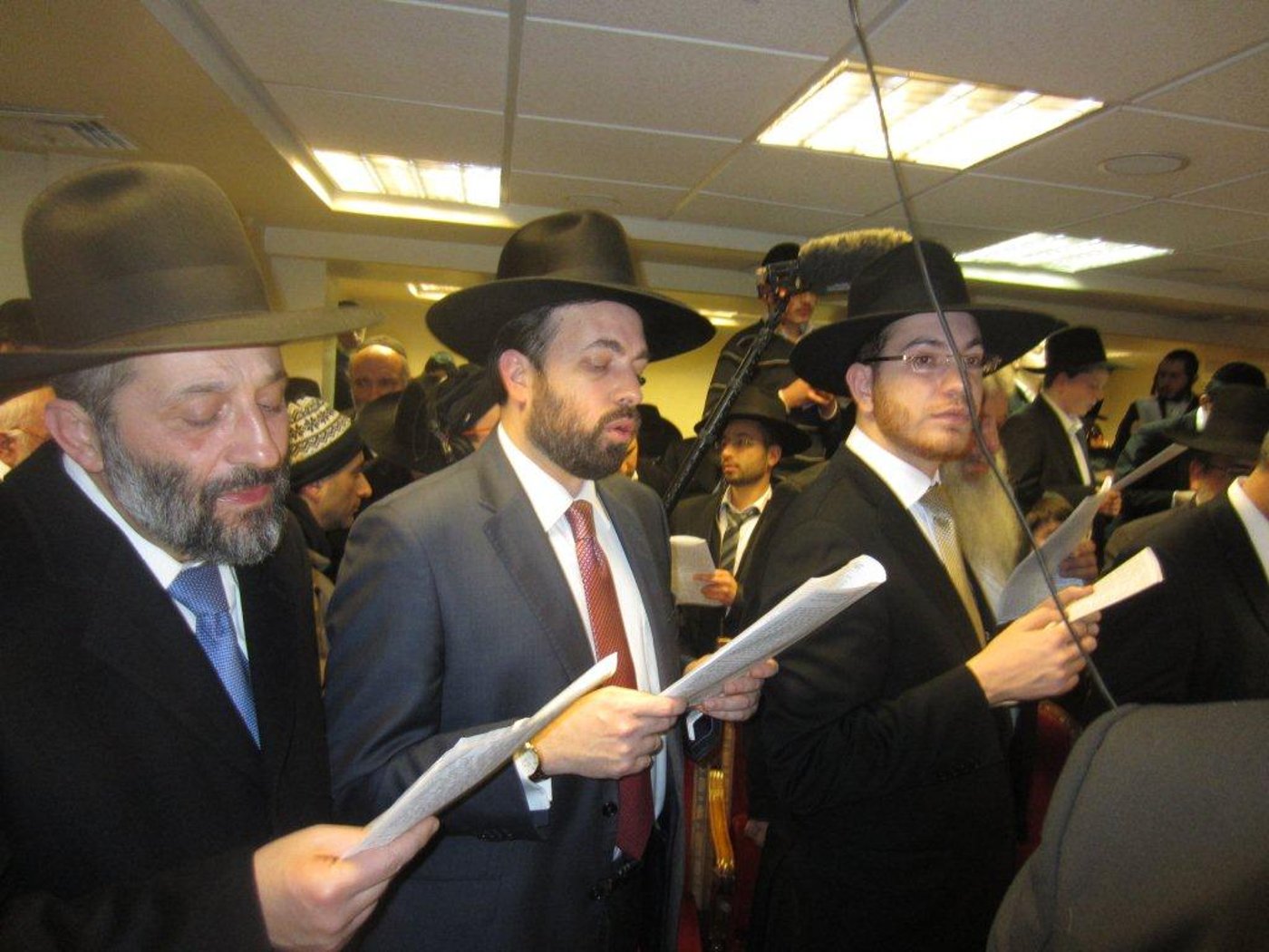 צפו בתיעוד: תפילה לשלומו של מרן הרב עובדיה יוסף