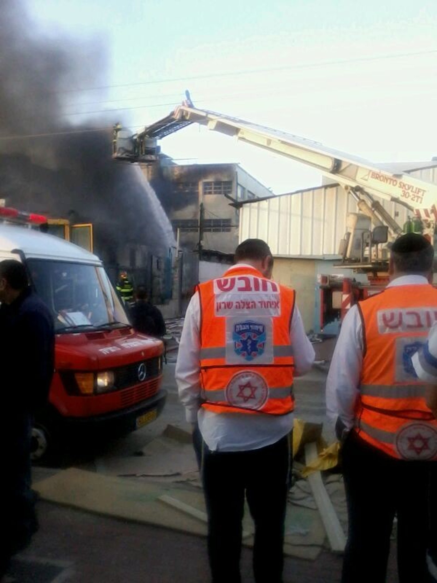 כוחות כיבוי אש השתלטו על שריפת ענק במפעל בנתניה
