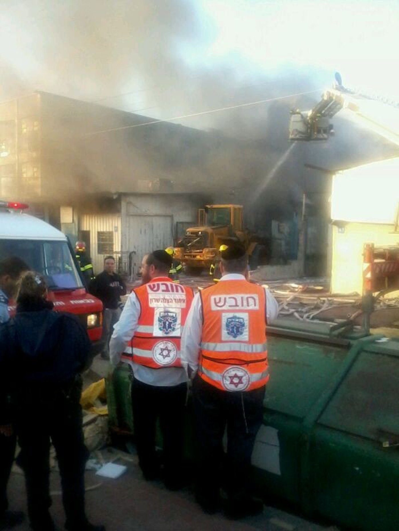 כוחות כיבוי אש השתלטו על שריפת ענק במפעל בנתניה