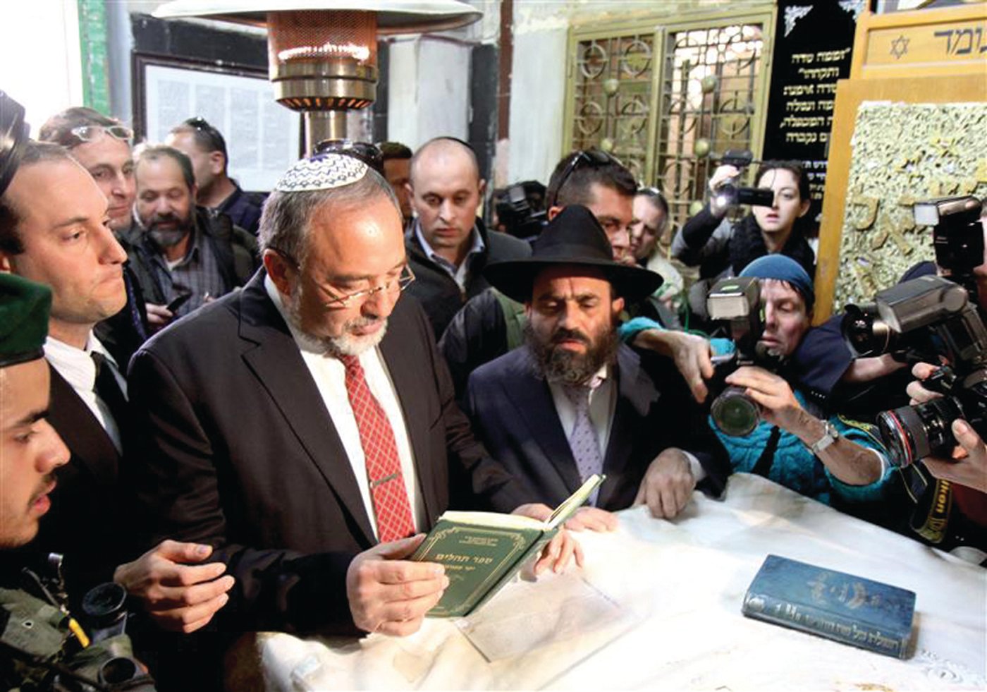רק לא הכיפה השחורה של ש"ס. ליברמן במערת המכפלה