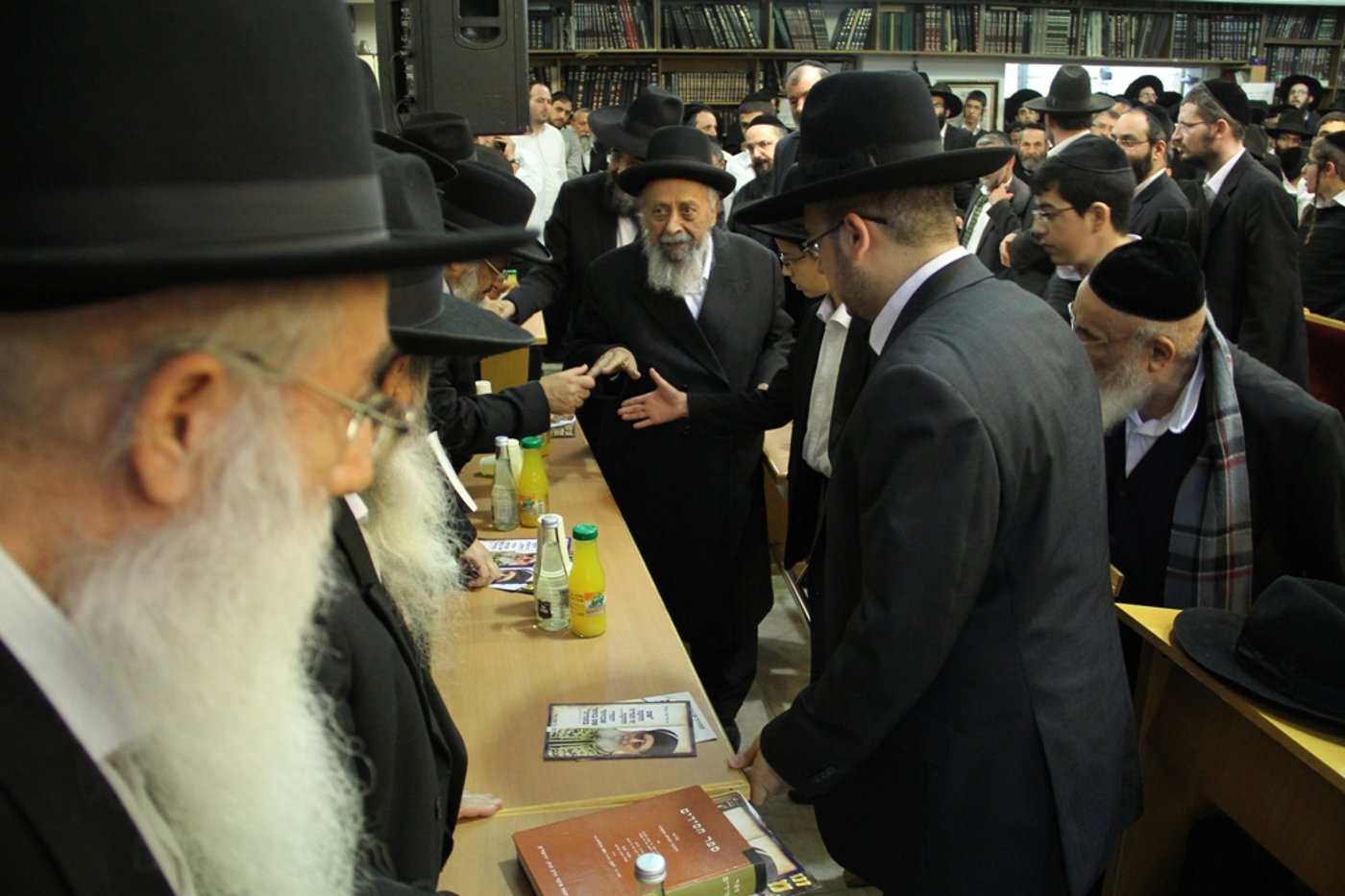 תיעוד: אלפים בכנס התלכדות סביב הנהגת הרב עובדיה