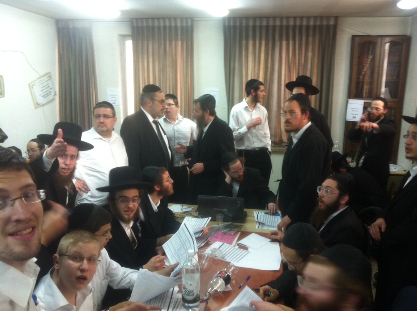 בני-ברק בוחרת: 70 אחוזי הצבעה, ראש העיר נותן דוגמא אישית