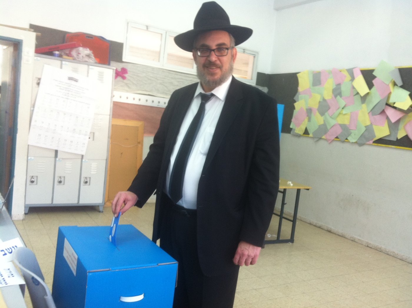 בני-ברק בוחרת: 70 אחוזי הצבעה, ראש העיר נותן דוגמא אישית
