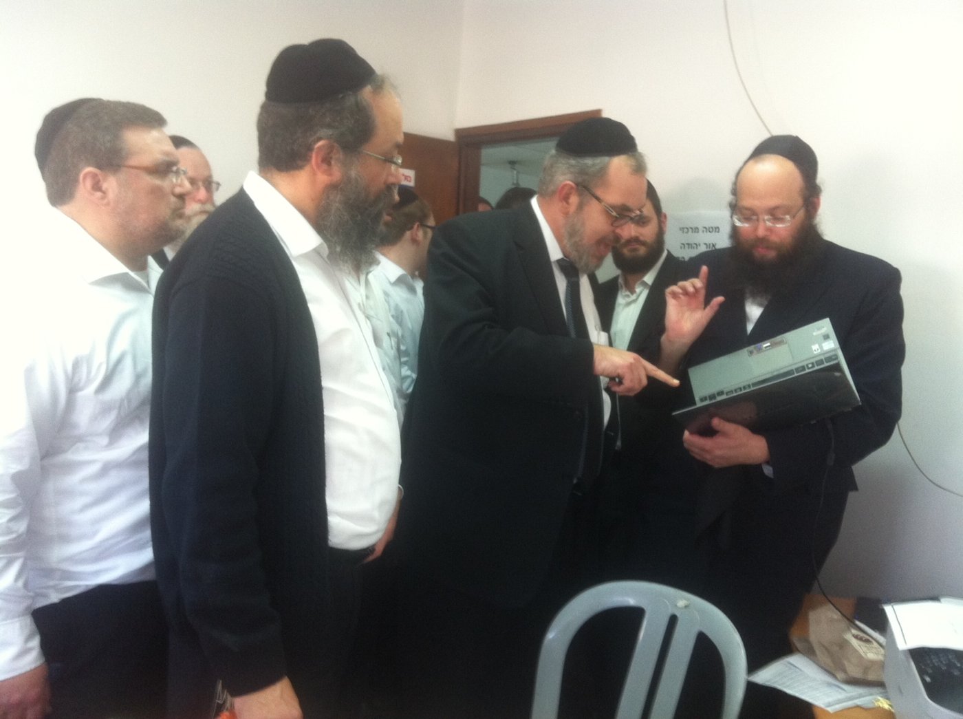 בני-ברק בוחרת: 70 אחוזי הצבעה, ראש העיר נותן דוגמא אישית
