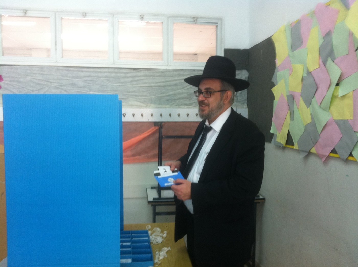 בני-ברק בוחרת: 70 אחוזי הצבעה, ראש העיר נותן דוגמא אישית