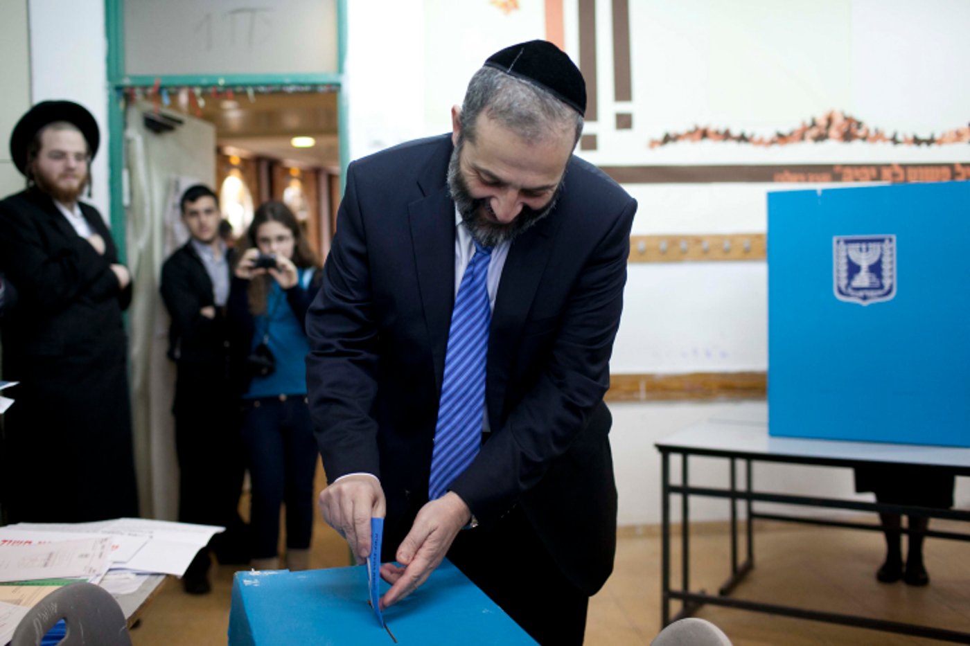 אריה דרעי ורעייתו בקלפי: "מצביע בשביל להכניס את אלי ישי לכנסת"