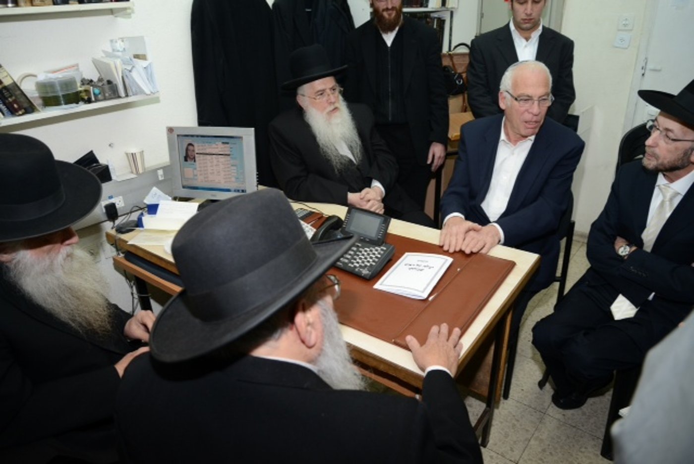 ח"כ אורי אריאל בביקור ב'מיר': מחזק את לומדי התורה