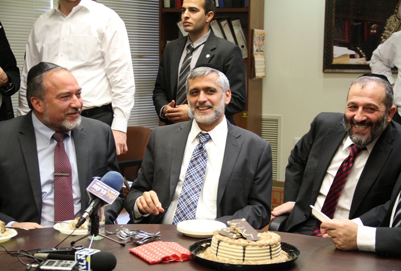 ש"ס במסיבת הפתעה לדרעי, ליברמן ביקש וודקה