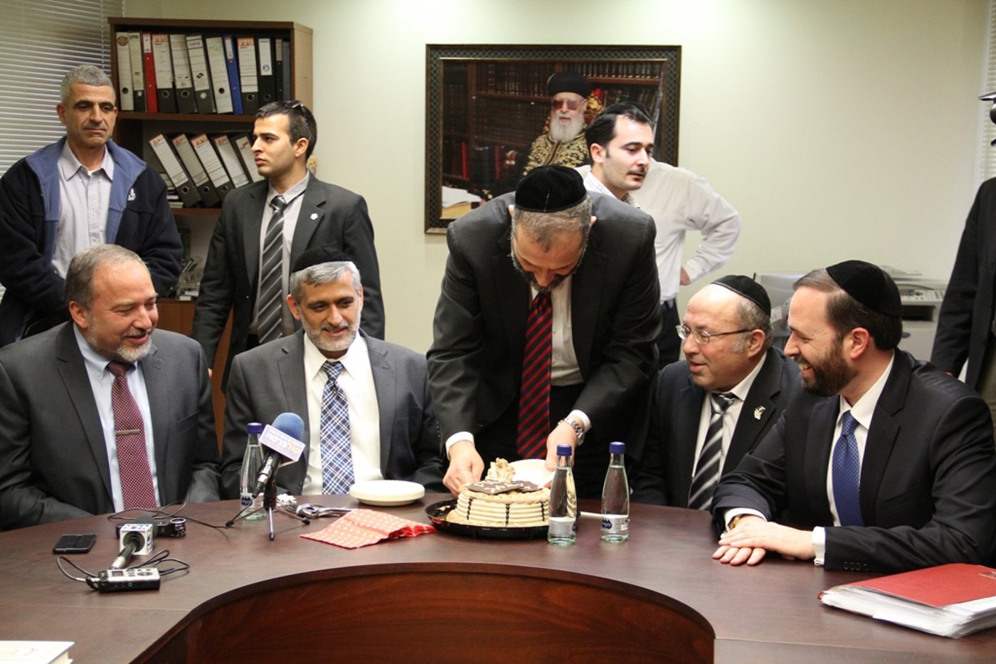 ש"ס במסיבת הפתעה לדרעי, ליברמן ביקש וודקה
