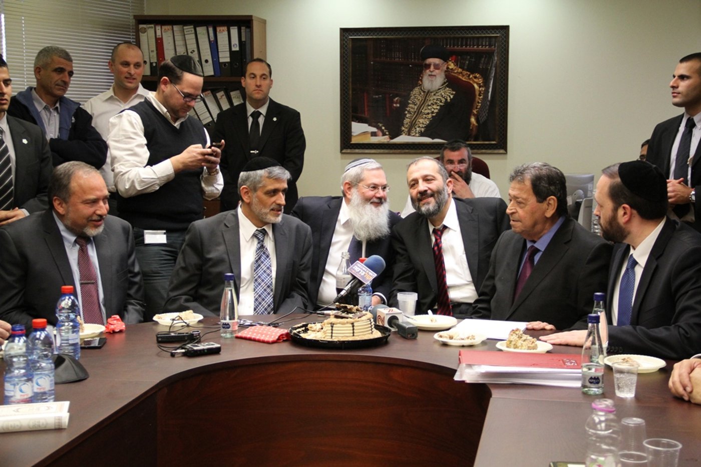 ש"ס במסיבת הפתעה לדרעי, ליברמן ביקש וודקה