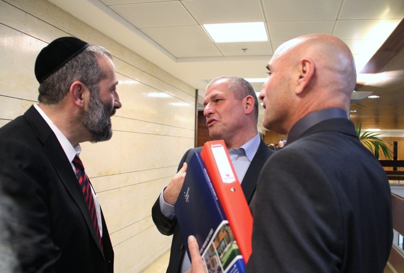 ש"ס במסיבת הפתעה לדרעי, ליברמן ביקש וודקה
