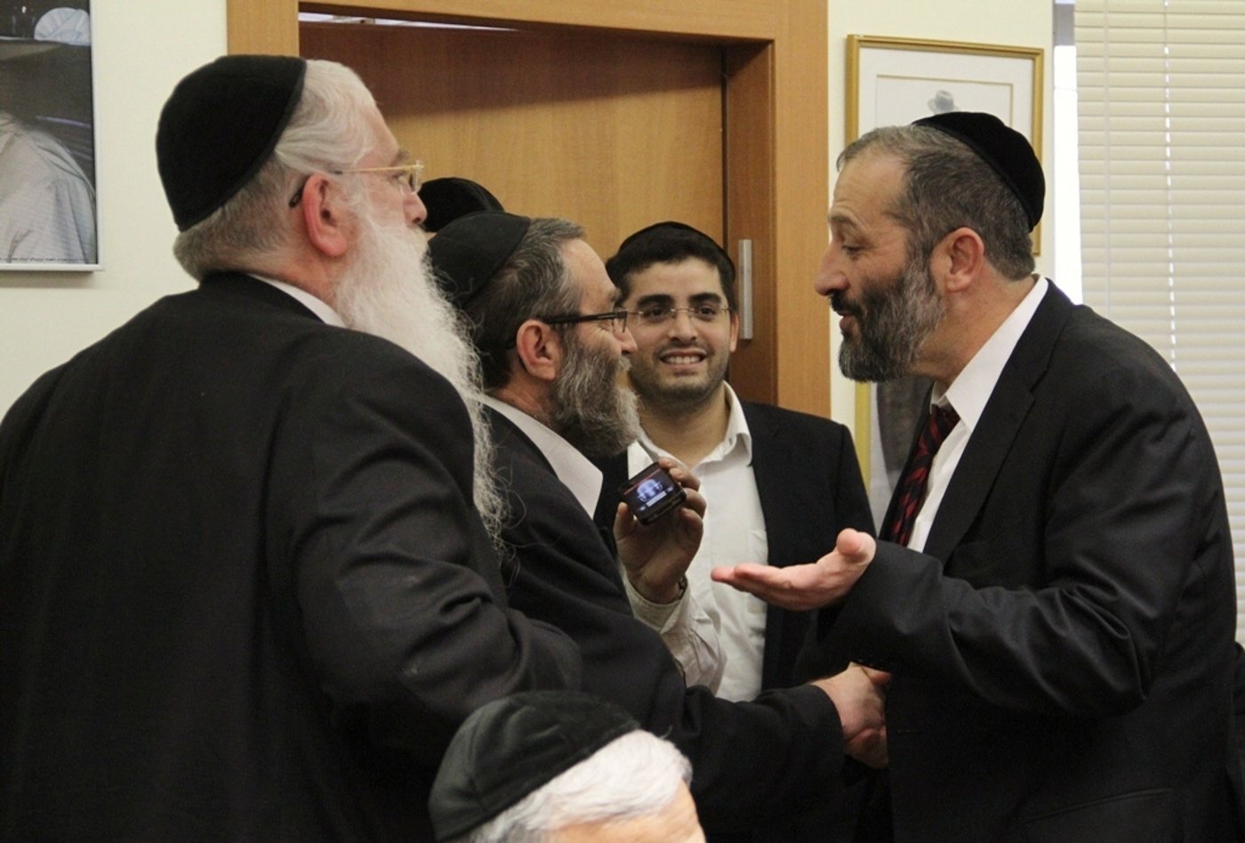 ש"ס במסיבת הפתעה לדרעי, ליברמן ביקש וודקה