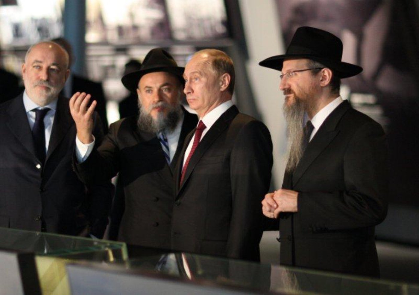 פוטין ביקר במוזיאון היהודי: "אעביר את הספרים לידי חב"ד"