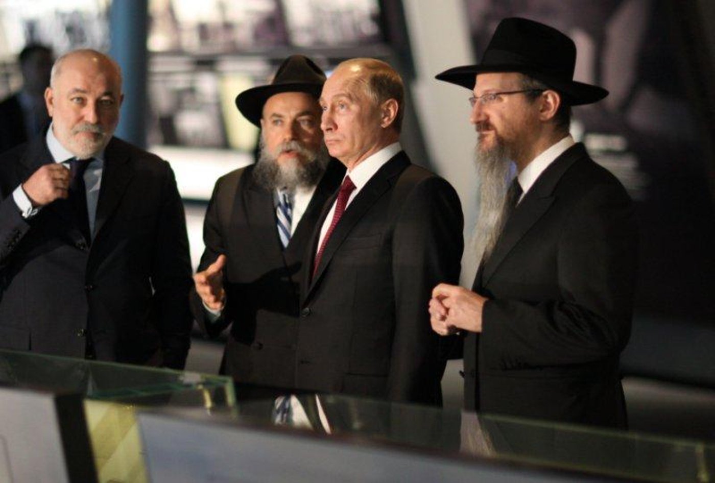 פוטין ביקר במוזיאון היהודי: "אעביר את הספרים לידי חב"ד"