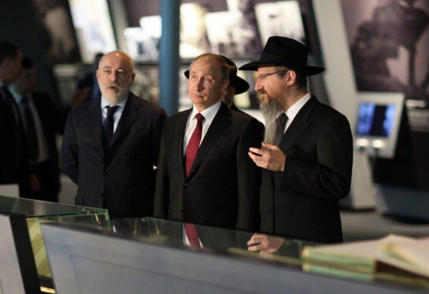 פוטין ביקר במוזיאון היהודי: "אעביר את הספרים לידי חב"ד"