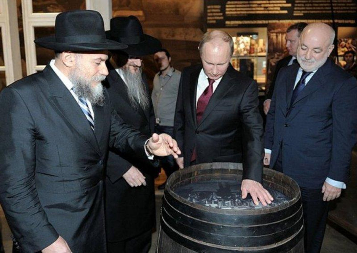 פוטין ביקר במוזיאון היהודי: "אעביר את הספרים לידי חב"ד"
