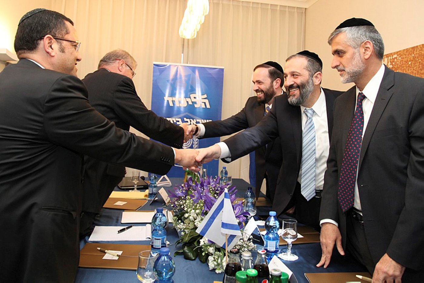 בדרך לאופוזיציה? ראשי ש"ס עם נציגי הליכוד ביתנו במהלך המשא ומתן