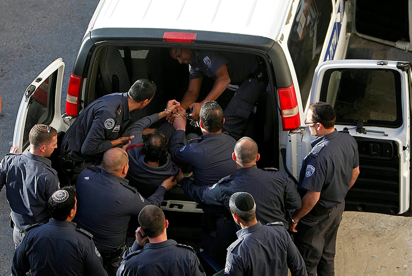 עיסאווי, מוקף בשוטרים, היום