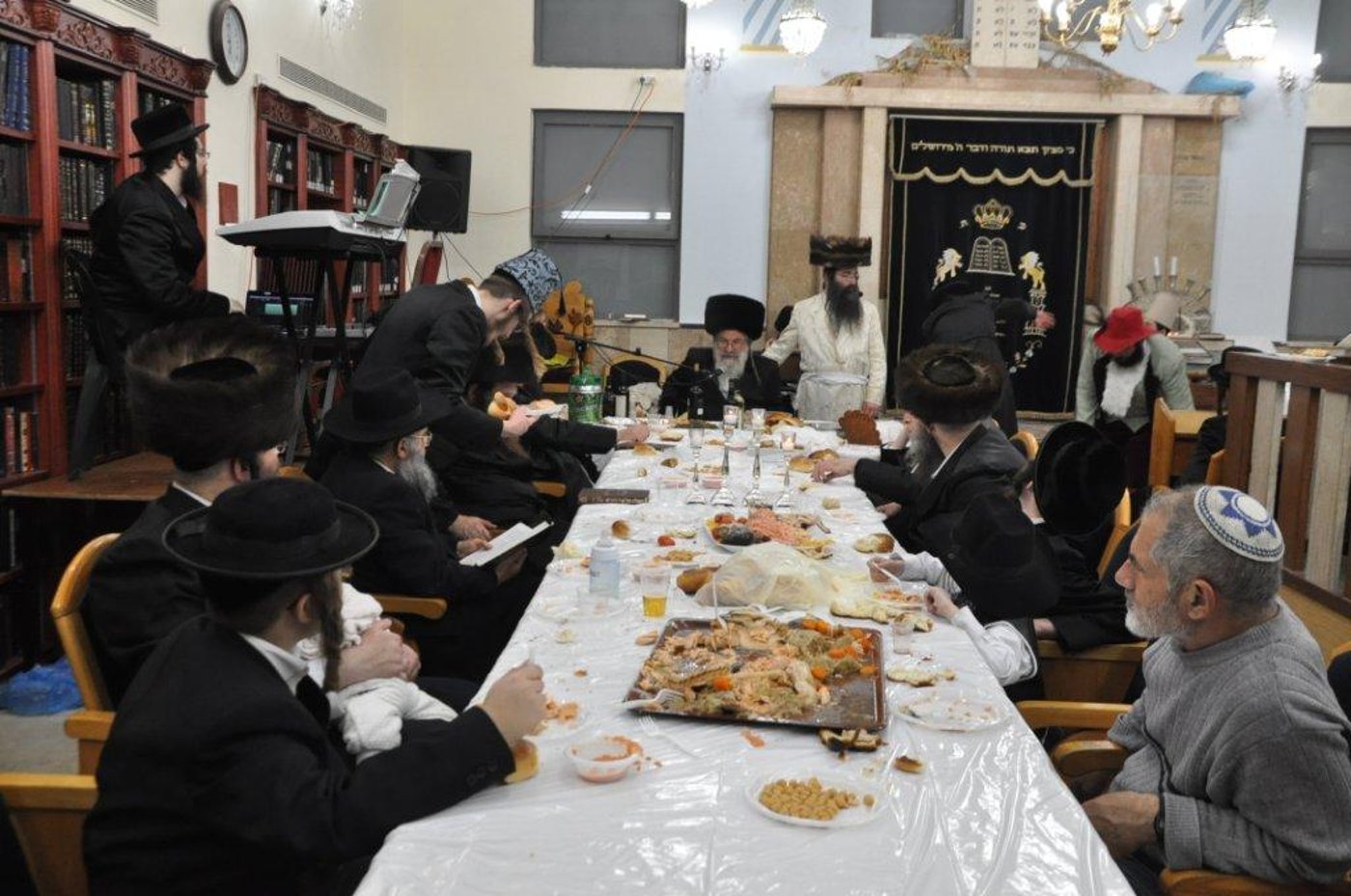 שמחת פורים בבני-ברק: ה'טישים' בחצרות חסידים