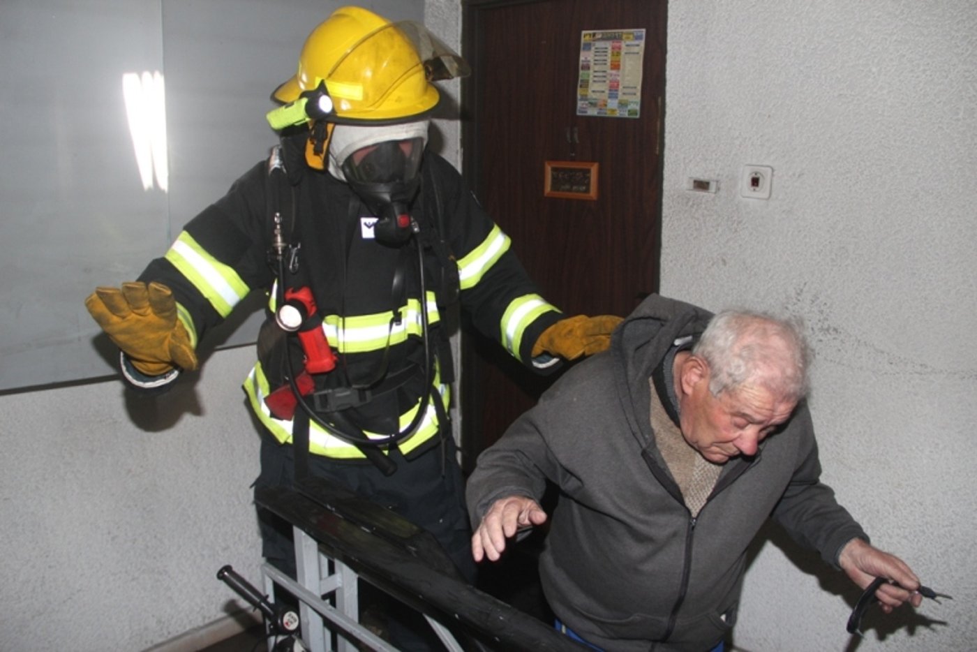 צפו: הבית נשרף, תמונת הרב לא נפגעה