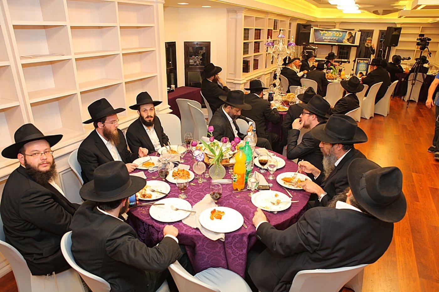 צפו: השבועון של חב"ד חגג את הגליון ה-1500