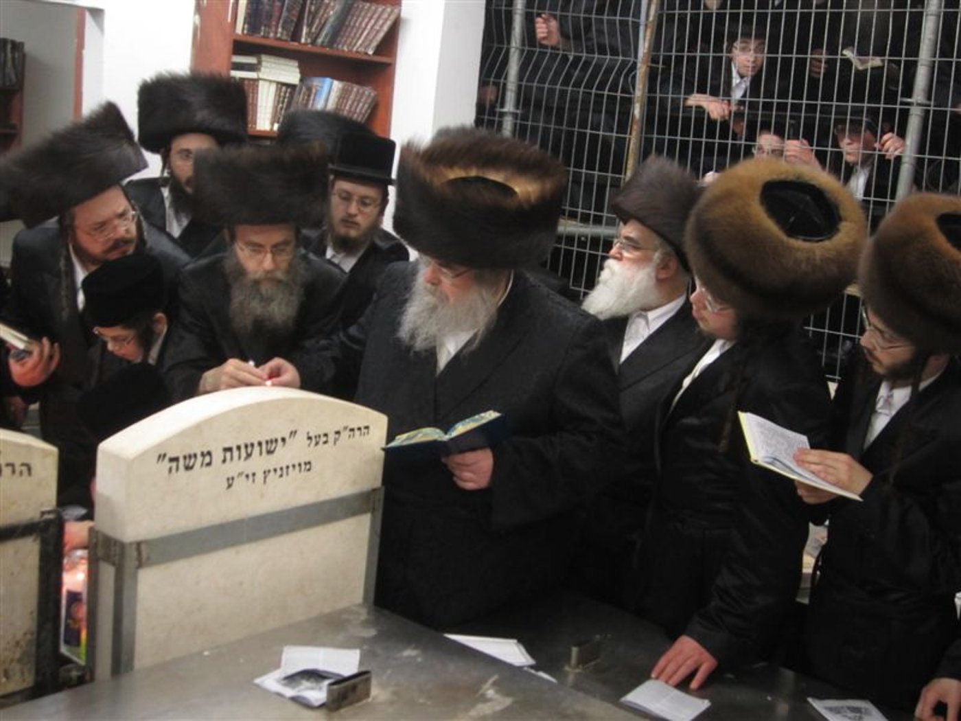תיעוד: האדמו"ר מבעלזא בציון חמיו האדמו"ר מויז'ניץ