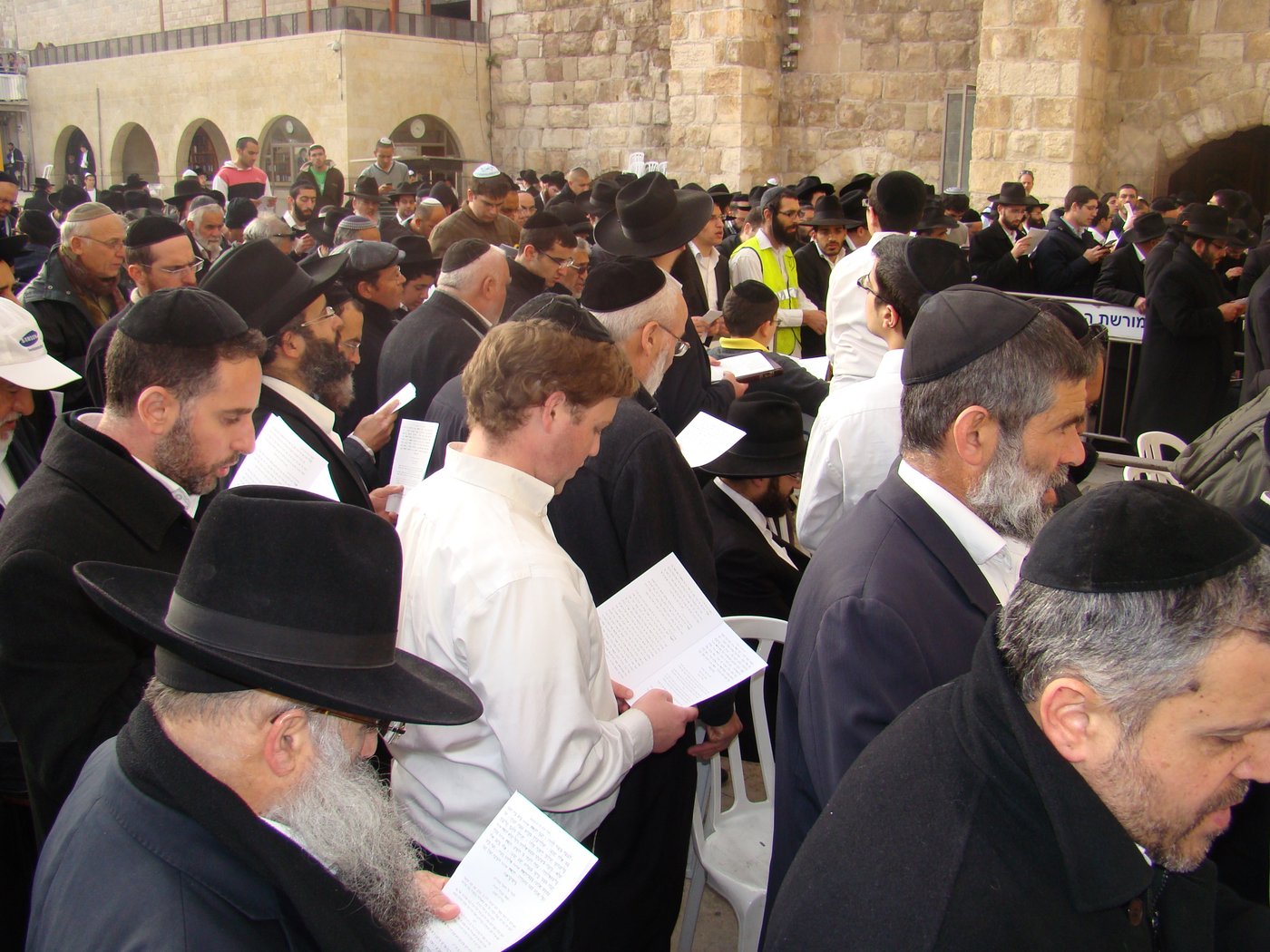 צפו: תפילה לרפואת הרב יוסף