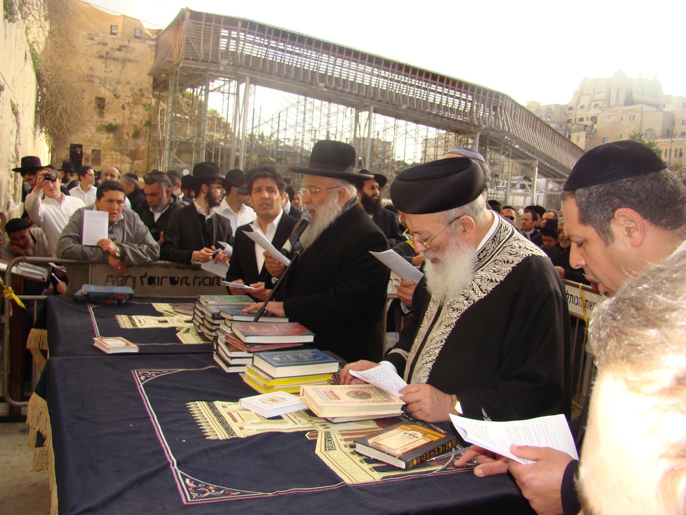 צפו: תפילה לרפואת הרב יוסף