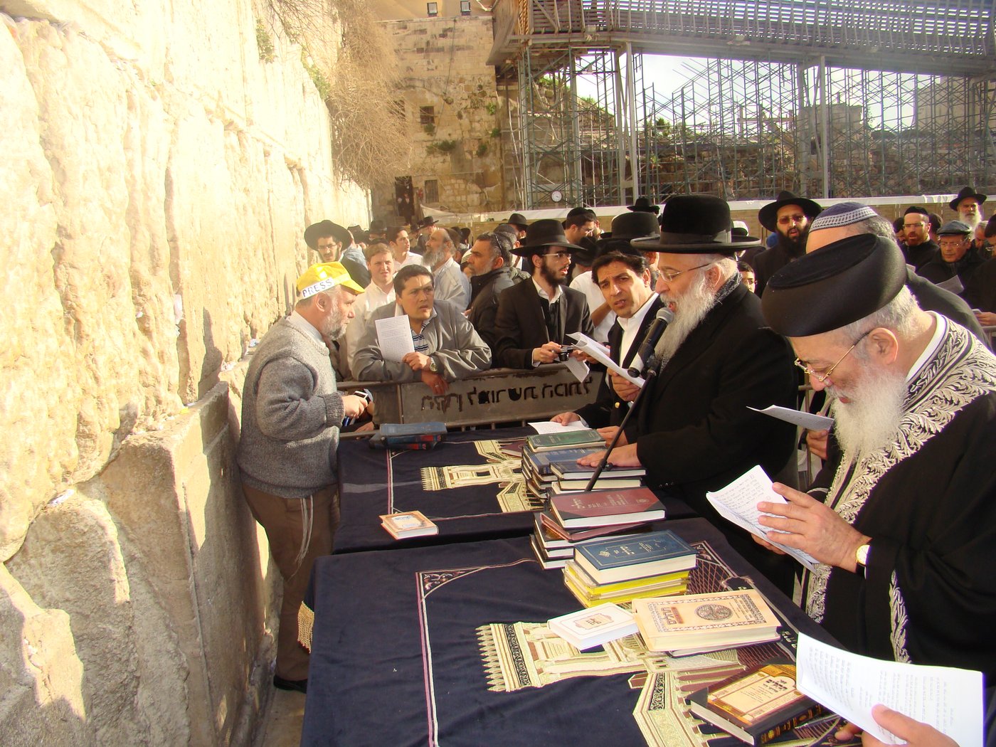 צפו: תפילה לרפואת הרב יוסף