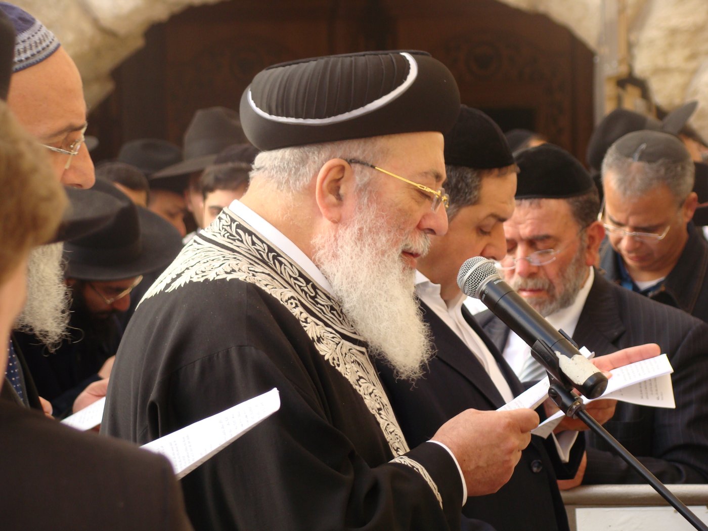 צפו: תפילה לרפואת הרב יוסף